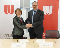 Firma Convenio CRUE UdA Eva Alcón Y Juli Minoves